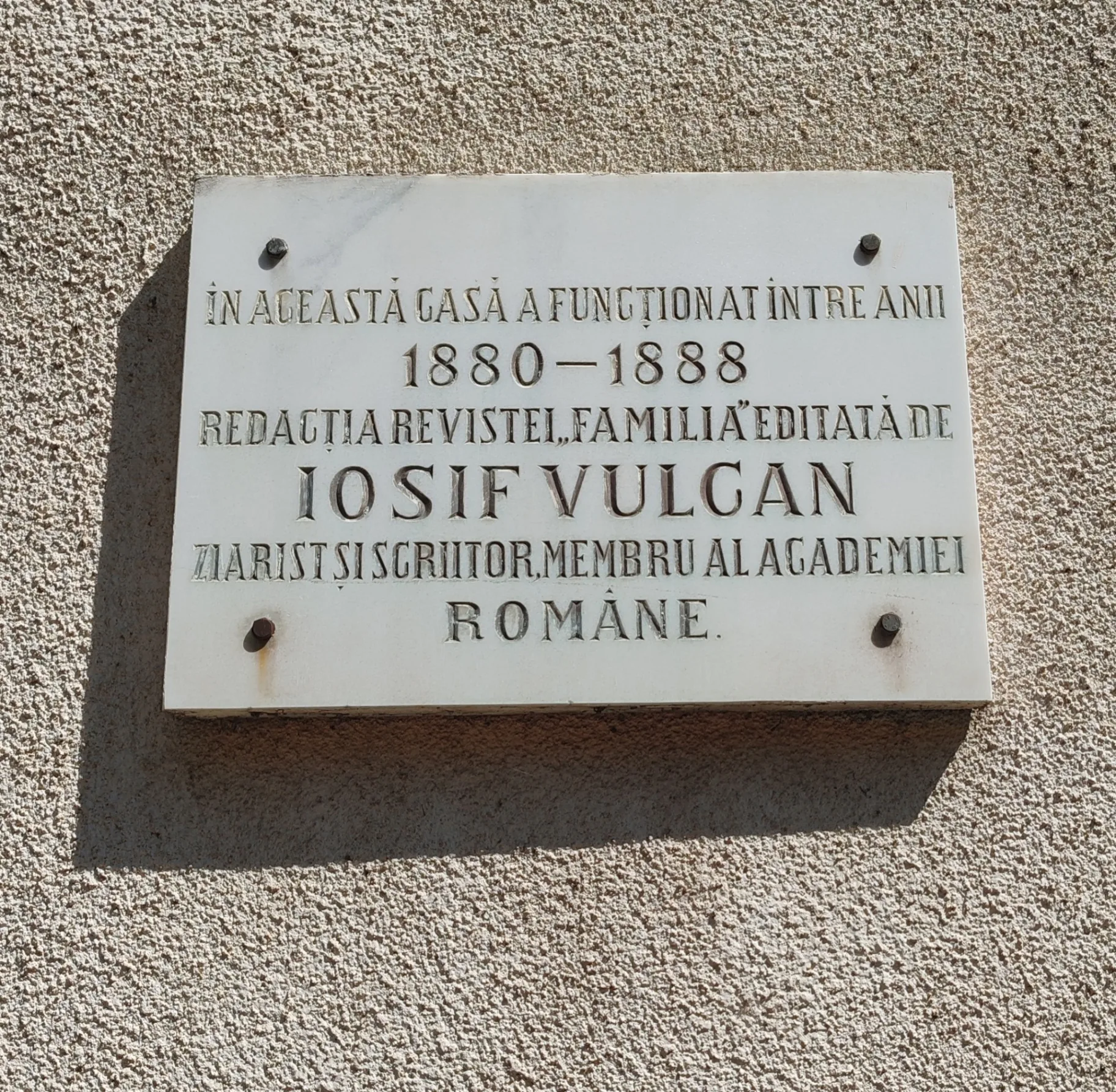 Detaliu al plăcii de marmură: „În această casă a funcționat între anii 1880–1888 redacția revistei Familia editată de Iosif Vulcan”