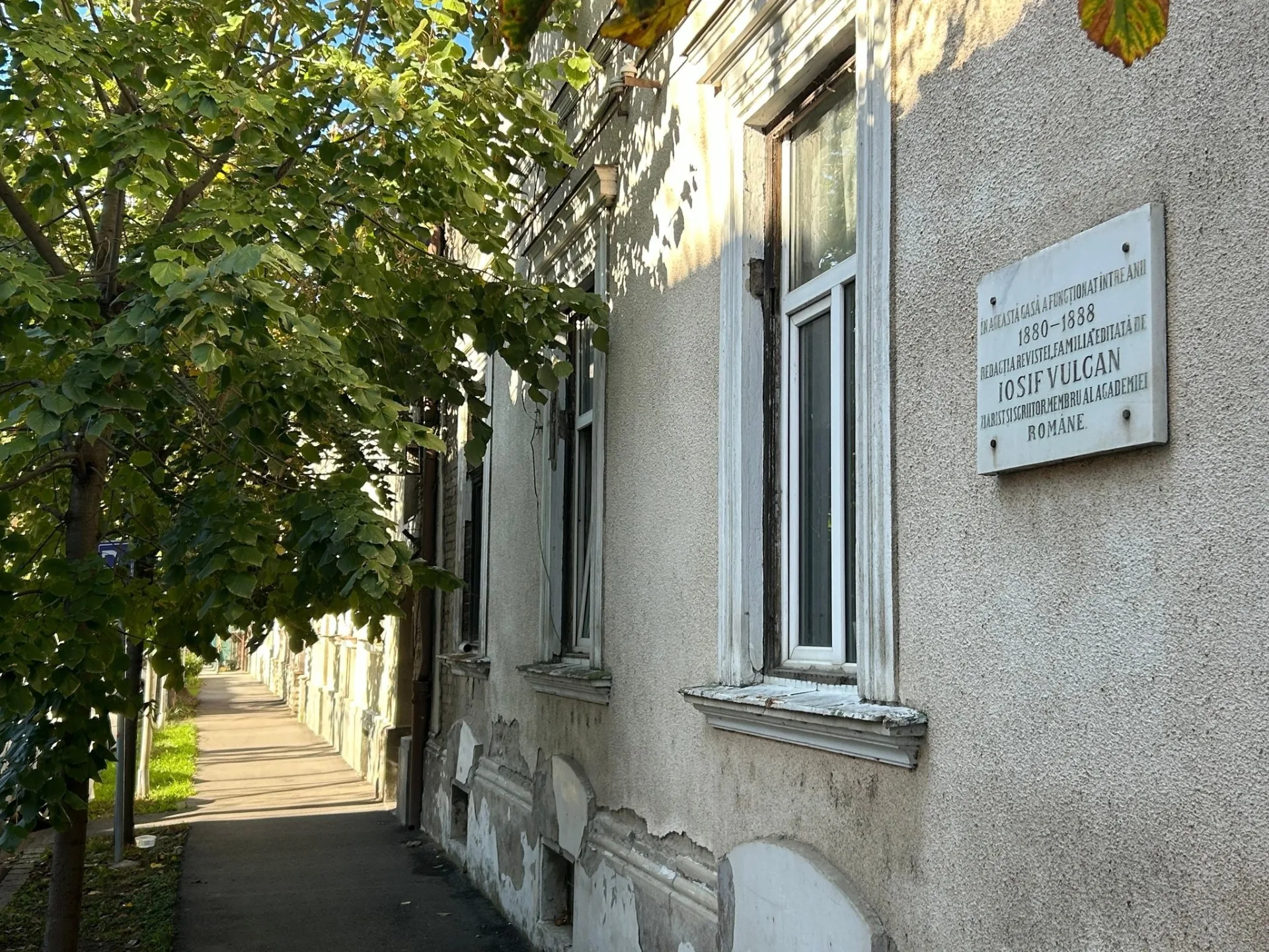 Perspectivă a străzii Mihai Pavel din Oradea, cu placa memorială vizibilă pe fațadă (foto: oradea-nagyvarad-grosswardein.ro)