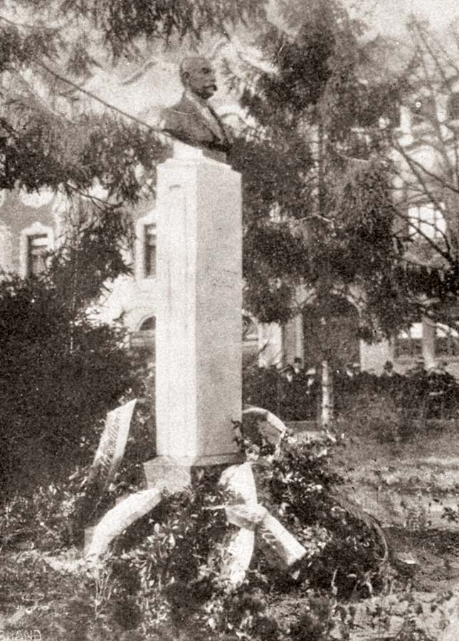 Bustul lui Iosif Vulcan, fotografie de epocă, cu coroane